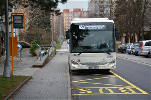 V tomto týdnu byl zahájen zkušební provoz autobusových linek, které projíždějí Kopřivnicí a suplují městskou hromadnou dopravu. FOTO: DAVID MACHÁČEK