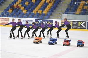 Při zahájení Tatra Cupu hrály prim modely (hračky) automobilů Tatra, na snímku s malými krasobruslařkami FSC Kopřivnice.