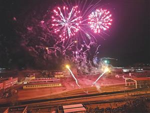 Oficiální novoroční ohňostroj byl prvního ledna odpálen tradičně z areálu Tatry. Hasiči se potýkali s drobnými požáry způsobenými pyrotechnikou v rukou amatérů.