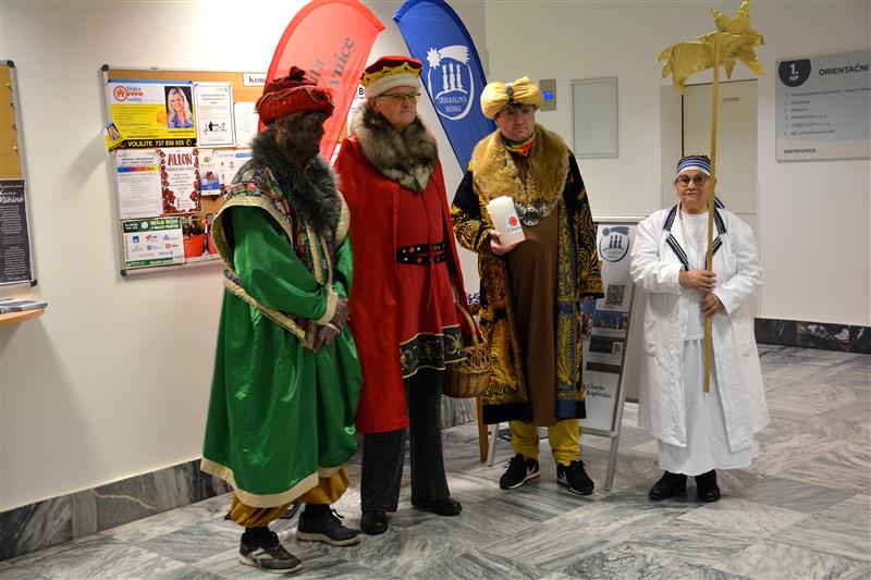 V úterý 14. ledna skončila Tříkrálová sbírka, ale zapojit se do ní a přispět bezhotovostně přímo na speciální účet je možné až do konce dubna. Už v tomto týdnu započalo sčítání koledníky vybraných peněz.