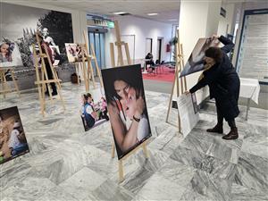 Do 29. ledna je možné ve vestibulu kopřivnické radnice zhlédnout fotografickou výstavu Jeden den zachycující život rodin pečujících o malé děti se zrakovým nebo kombinovaným postižením