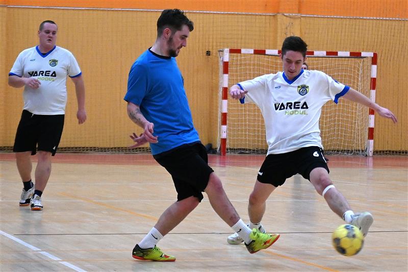 Páté kolo futsalové 2. okresní třídy přineslo i kopřivnické derby Jokerit B – Blue Thunders (modré dresy), které zvládlo jasně lépe béčko Jokeritu, jež vyhrálo 8:0.