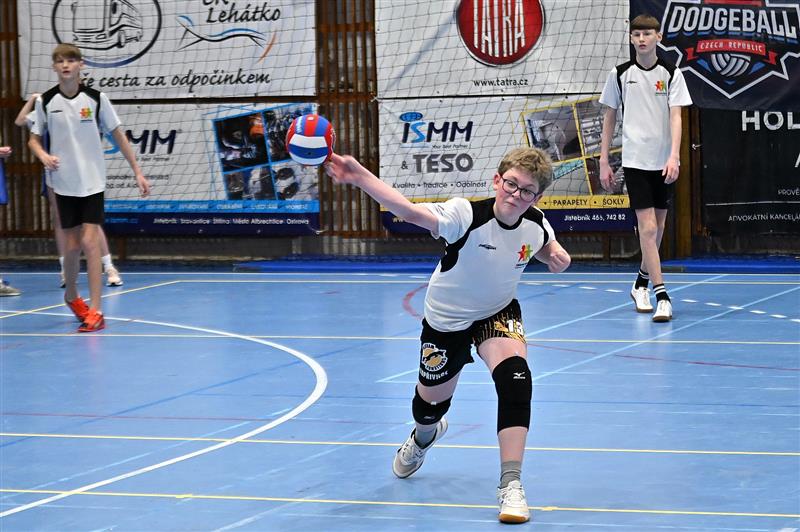 Velký dodgeballový turnaj hrálo ve dvou kategoriích celkem devět smíšených družstev, na snímku útočí hráči ZŠ Alšova