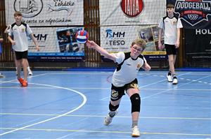 Velký dodgeballový turnaj hrálo ve dvou kategoriích celkem devět smíšených družstev, na snímku útočí hráči ZŠ Alšova