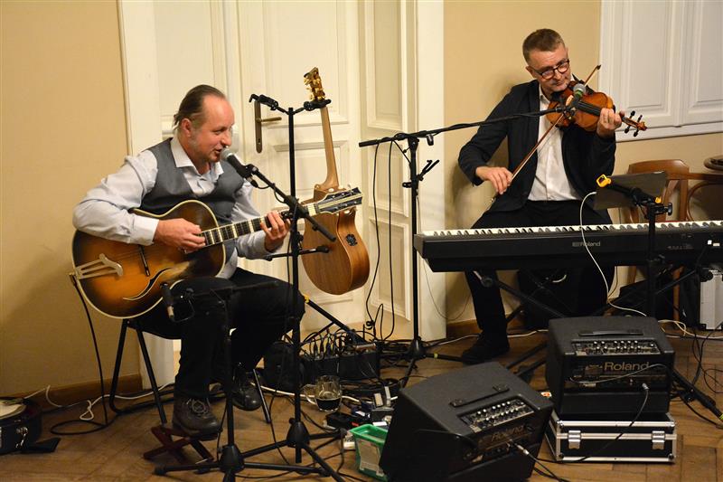 Aleš Nitra a Vláďa Horáček z dua AV Blues & Swing bavili v pátek 17. ledna publikum ve Vile Machů písněmi v žánru blues swingu a dixielandu