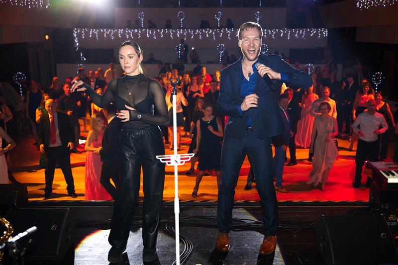 Adriana Mašková a Jakub Mazůch, profesionální tanečníci a účastníci letošní StarDance, vyučovali taneční kroky účastníky letošního, v pořadí 32. Obecního plesu v kulturním domě