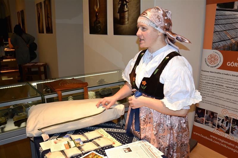 Lidé, kteří se minulou sobotu vydali do příborského muzea „Za tradiční rukodělnou výrobou“, se mohli sejít s čerstvě oceněnou Kristýnou Muchovou, výrobkyní slamníků.