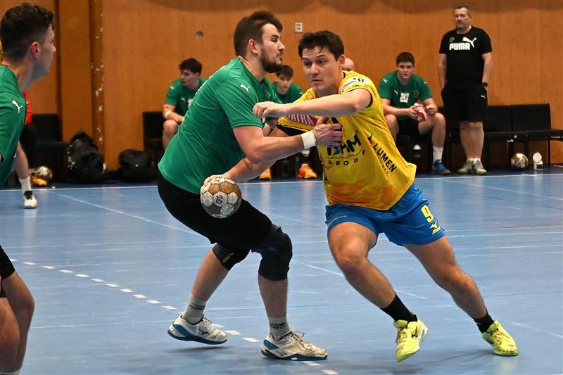 V přípravném duelu s týmem HAOLK se obranou prvoligového olomouckého týmu probíjí spojka Kopřivnice David Zima.