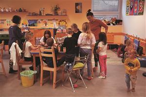 Noc a den pod střechou domu dětí a mládeže strávily dvě desítky dětí kreativními činnostmi