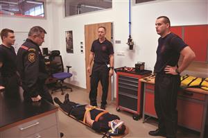 Součástí běžného pracovního programu profesionálních hasičů je neustálé opakování a drilování odborných činností včetně nácviku záchrany osob