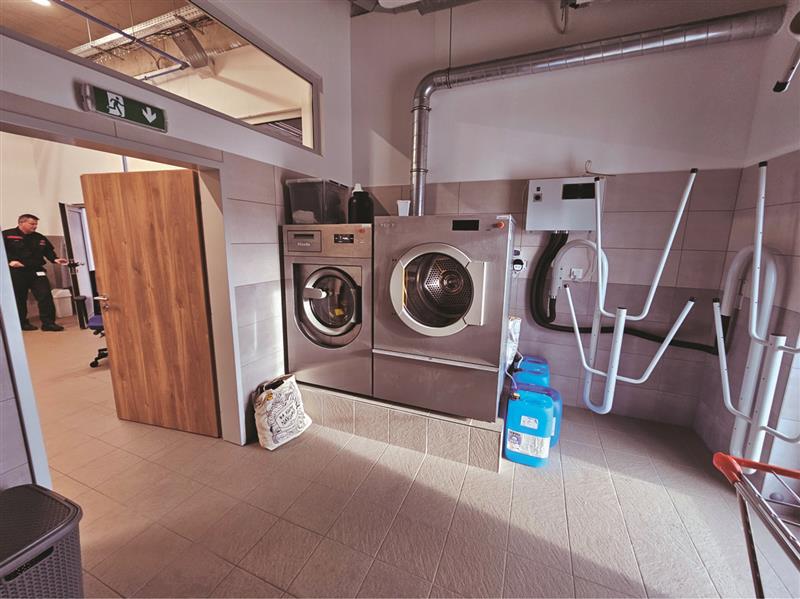 Ve vybavení nechybí ani speciální pračky pro čištění zásahových obleků a jejich následnou impregnaci.