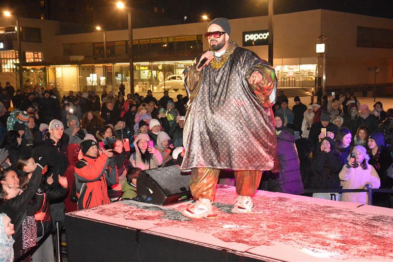 Součástí programu, který byl připomínkou 120. výročí narození Zdeňka Buriana, bylo i vystoupení tří generací hudební rodiny Burianů. Program uzavíral Jiří Burian alias Kapitán Demo