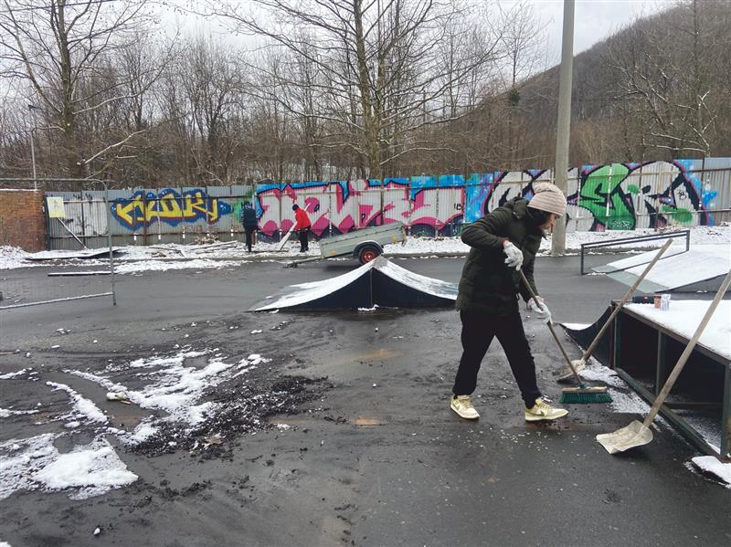 Minulou sobotu bylo v kopřivnickém skateparku živo. Pomoct s úklidem a přípravou areálu před zahájením sezony přišlo jedenáct lidí