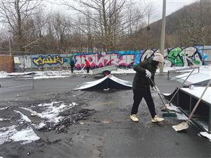Minulou sobotu bylo v kopřivnickém skateparku živo. Pomoct s úklidem a přípravou areálu před zahájením sezony přišlo jedenáct lidí