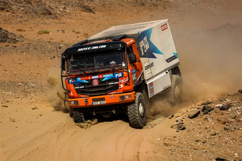 Tomáš Tomeček se svou Tatrou 815 na trati Rally Dakar 2025, kde jeho tým bravurně zvládl roli rychlé asistence pro tým South Racing