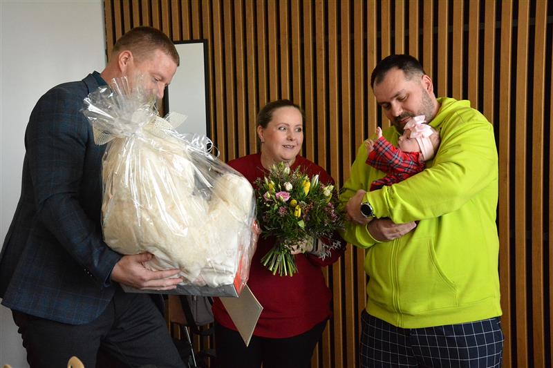 Novorozenou Karolínu Přikrylovou, první letošní malou občanku Kopřivnice, přivítal spolu s jejími rodiči na radnici starosta Adam Hanus