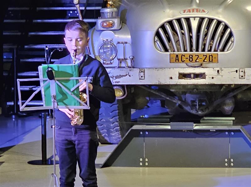 Saxofonista Samuel Lombart byl jedním z vystupujících koncertu, na kterém se v kopřivnickém muzeu sešly hned tři základní umělecké školy