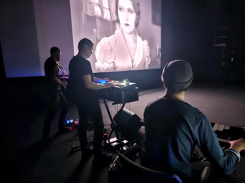 Trio hudebníků (zleva) Václav Nevrlý, Michal Burget a Tomáš Háček doprovodili vlastní hudební improvizací projekci němého filmu Páter Vojtěch