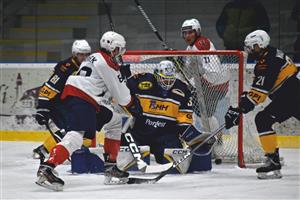 Nebezpečnou situaci ze čtvrtého derby sezony proti Matěji Kořenkovi domácí gólman Andreas Kubáň i s přispěním spoluhráčů Petra Kelnara a Jakuba Macha zdárně vyřešil