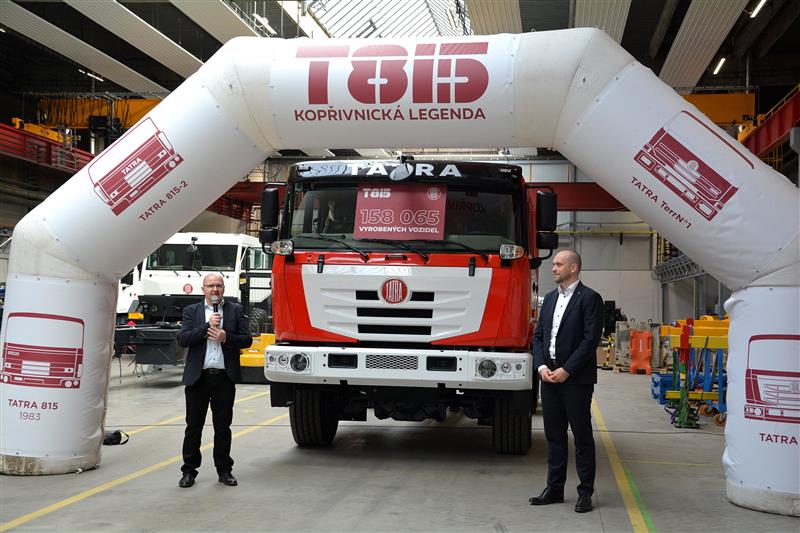 Před týdnem sjel z výrobní linky poslední vyrobený vůz T 815. Výroba legendárního modelu v Tatře Trucks končí po 42 letech a za tu dobu bylo vyrobeno víc jak 158 tisíc těchto nákladních automobilů.