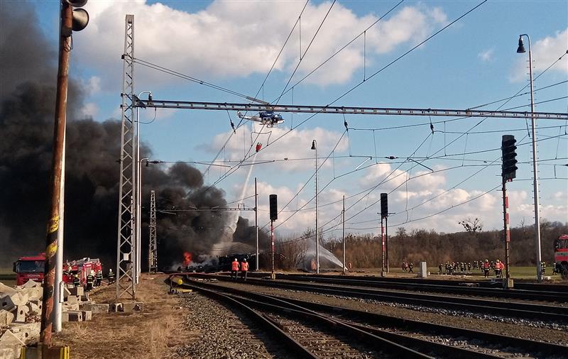 Snímek zásahu u požáru cisternového vlaku s benzenem, který na místě pořídili kopřivničtí hasiči. Ti byli povoláni na místo společně s dalšími 37 jednotkami ze tří krajů.