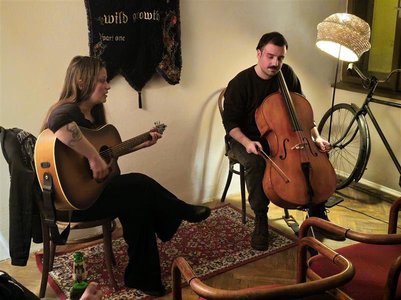Barbora Hora a Václav Orcígr zahráli v Kopřivnici bez zvukové aparatury na komorním bytovém koncertu, který v pátek 28. února uspořádala Živá Mandala.