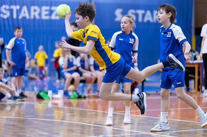 Malí házenkáři Kopřivnice (žluté dresy) na velkém turnaji v Brně zazářili v obou kategoriích a pokaždé se v silné konkurenci umístili na medailových pozicích.