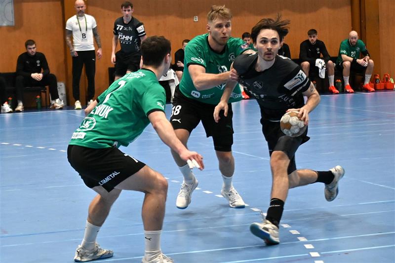 V házenkářském svátku ve 21. kole extraligy domácí Kopřivnice (v černém dresu s míčem autor pěti branek Matěj Pelák, vzadu s č. 77 Anton Tsitko) prohrála s Karvinou