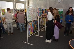 Až do 22. dubna bude v čítárně zdejší knihovny k vidění výstava archivních výtvarných prací žáků ZŠ 17. listopadu