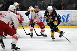 V posledním utkání sezony sice hokejisté Kopřivnice (na snímku střílí na branku soupeře Matěj Mach) prohráli s Opavou, ale druhou ligu nakonec zachránili