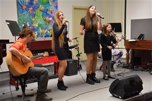 Koncert populární hudby pořádaný v sále ZUŠ Zd. Buriana představil nejen sólisty a komorní soubory, kteří v hodinách hrají populární písně. Na programu bylo i vystoupení kapely Ibalgin se zpěvačkami Sofií Horehleďovou, Terezií Heraltovou a Viktorií Lichno