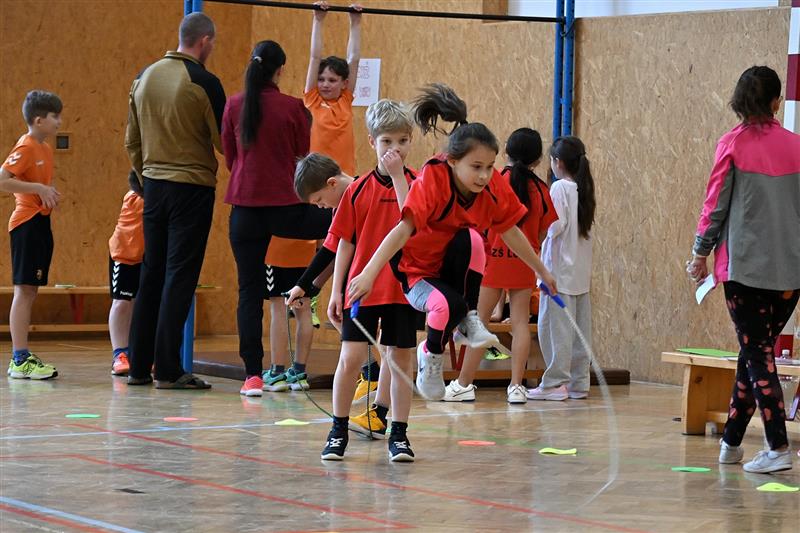 Lubinský víceboj si vyzkoušelo osm vesnických "malotřídek", z nichž v celkovém pořadí nakonec vyhrála domácí ZŠ Lubina (červené dresy)