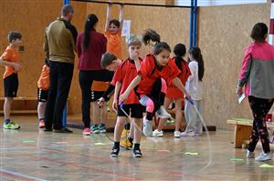 Lubinský víceboj si vyzkoušelo osm vesnických "malotřídek", z nichž v celkovém pořadí nakonec vyhrála domácí ZŠ Lubina (červené dresy)