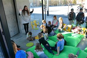 Výstavní pavilon v centru Kopřivnice se 21. března proměnil v improvizovanou loutkovou scénu, kde si nejmenší diváci užili hned tři připravená představení