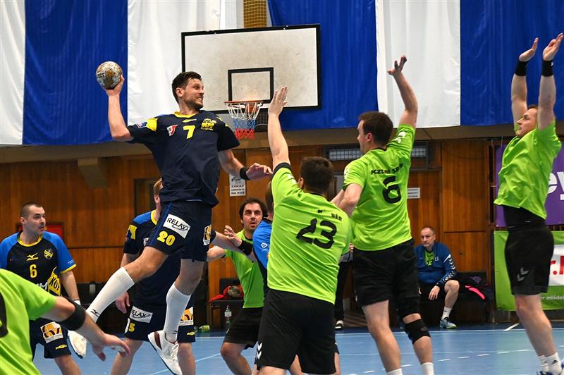 Jeden ze svých gólů v utkání Kopřivnice (tmavší dresy) proti týmu Pozdní sběr střílí bývalý extraligový plejer Kopřivnice Miroslav Rachač