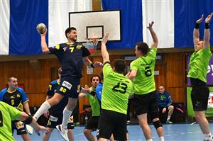 Jeden ze svých gólů v utkání Kopřivnice (tmavší dresy) proti týmu Pozdní sběr střílí bývalý extraligový plejer Kopřivnice Miroslav Rachač