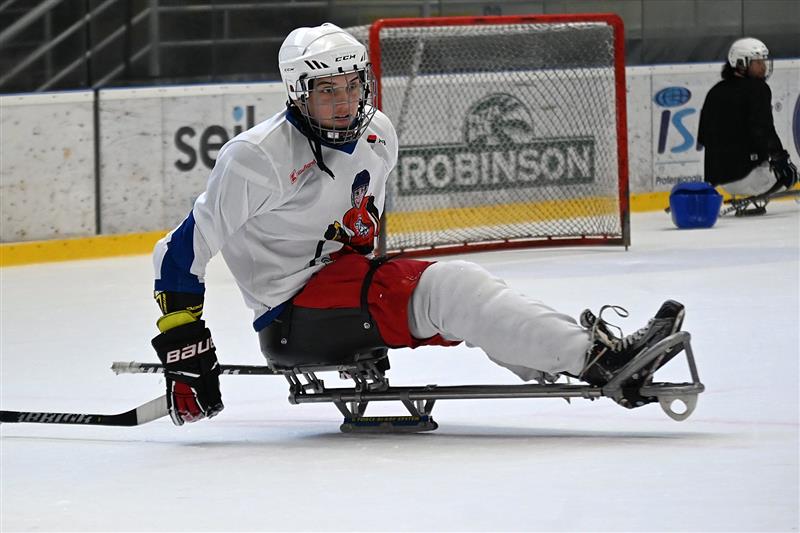 Matyáš Frýdl na parahokejovém tréninku na kopřivnickém zimním stadionu.