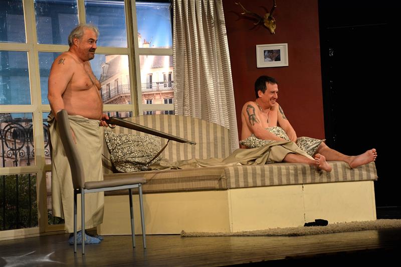 Pražské Divadlo Metro dokázalo minulou neděli hned dvakrát vyprodat velký sál kulturního domu s komedií Dva nahatý chlapi. Hvězdami představení byla dvojice Martin Zounar a Martin Kraus. Kromě tradičního času v 19 hodin se hrálo i ve tři odpoledne