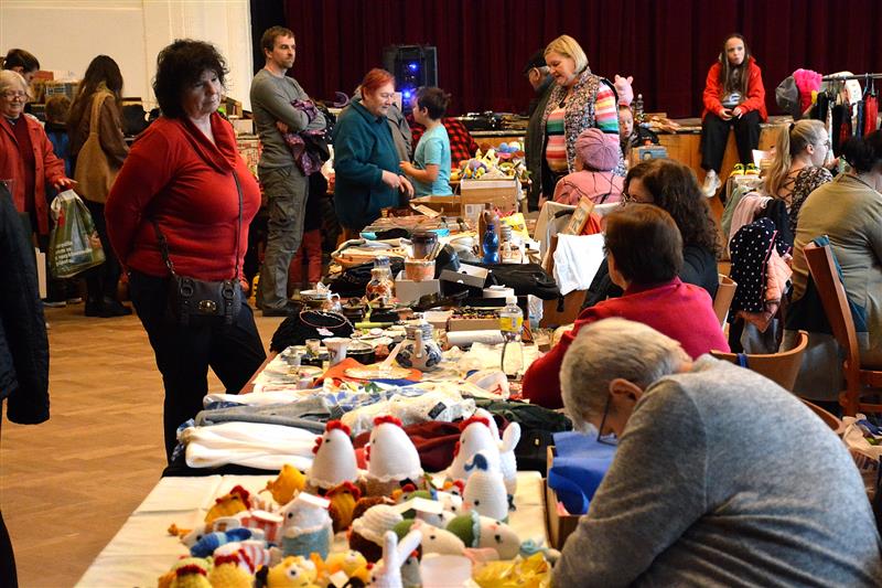 Víc jak šedesát stolů s nejrůznějším zbožím z druhé ruky nabídl v sobotu jarní Blešák v Katolickém domě