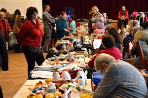 Víc jak šedesát stolů s nejrůznějším zbožím z druhé ruky nabídl v sobotu jarní Blešák v Katolickém domě