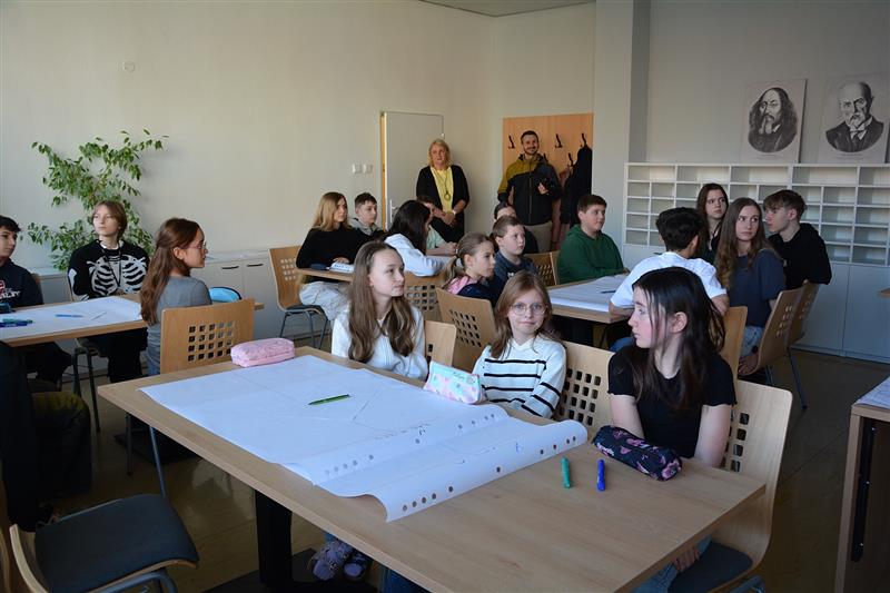 Žáci 5. až 9. tříd ZŠ 17. listopadu se v minulém týdnu sešli na školním fóru, aby se zamýšleli nad tím, co by se mohlo ve škole a poté i ve městě zlepšit