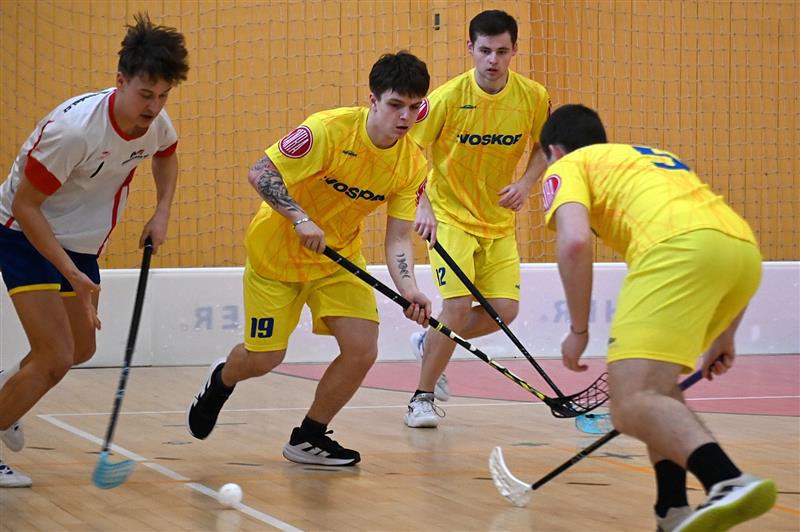 Domácí florbalový tým SŠ a VOŠ Kopřivnice (žluté dresy) v tomto semifinále turnaje porazil MŠS Nový Jičín 3:0 a prošel do finále.