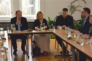 S ministrem Petrem Kulhánkem diskutovali nejen zástupci místní radnice, ale i okolních měst i vzdálenějších obcí.