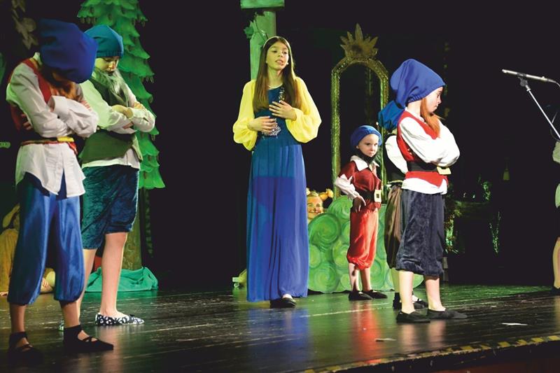 Muzikálové představení Sněhurka odehráli žáci První soukromé základní umělecké školy MIS music v úterý 8. dubna v premiéře a následně v několika alternacích i pro školy