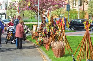 Na Zelený čtvrtek si řada Kopřivničanů nenechala ujít velikonoční jarmark s doprovodným kulturním programem a nabídkou tradičního zboží pořádaný v sadu E. Beneše.