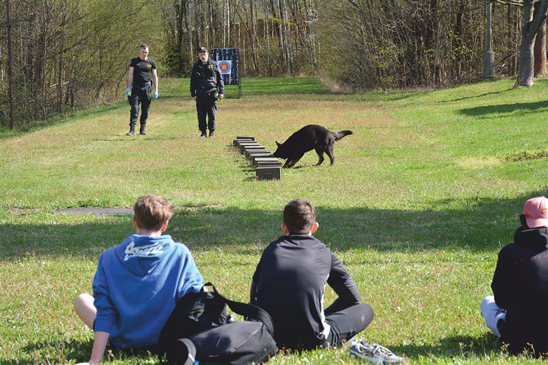 Součástí Dne s policií na zdejší střední škole byly mimo jiné ukázky služební kynologie
