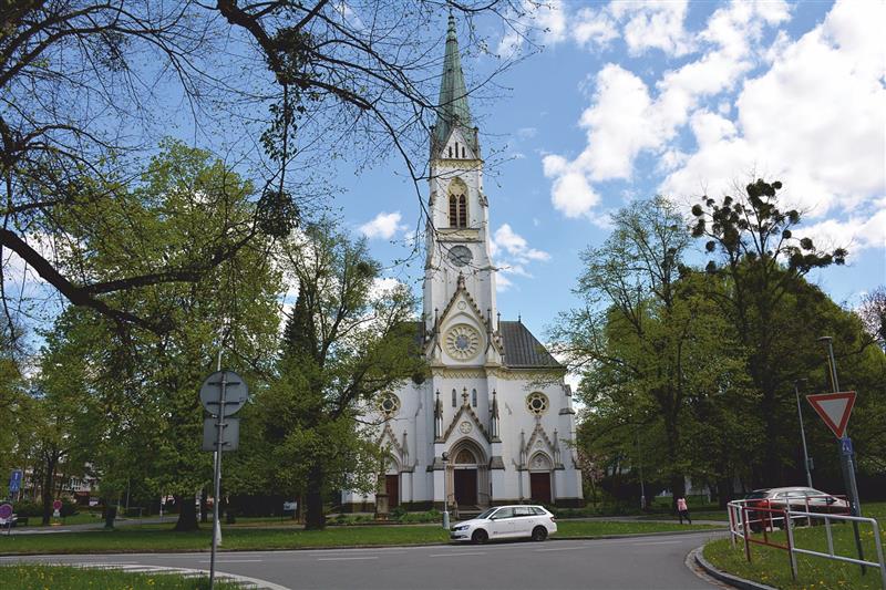 Rekonstrukce kostela sv. Bartoloměje by měla začít už začátkem června nejnáročnější opravou fasády věže. Zbytek chrámu by se měl opravy dočkat až v následujícím roce.