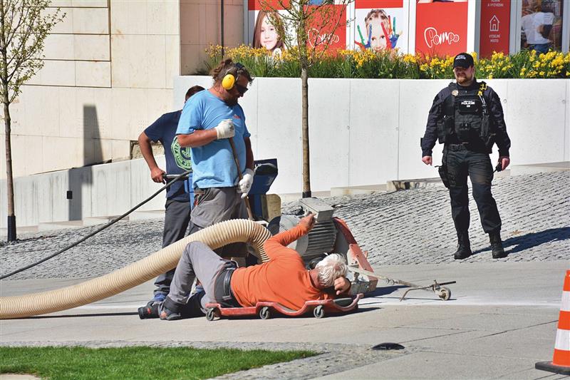 V minulém týdnu proběhla úprava vodicích drážek, které mají usnadnit pohyb slabozrakých a nevidomých lidí v rekonstruovaném centru města