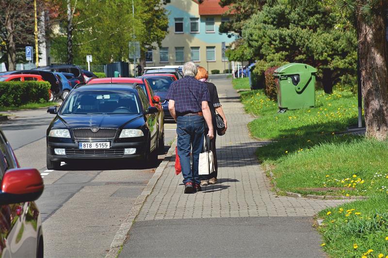 Chodníky na ulici Dukelské se během následujících měsíců dočkají kompletní rekonstrukce. Celkem má být opraveno bezmála 400 metrů