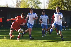Na snímku z utkání Vlčovice-Mniší – Jeseník n. O. bojují o míč s hostujícím Vičánkem domácí borci (zleva v bílém) Michael Holub, Kryštof Socha a Matyas Macíček
